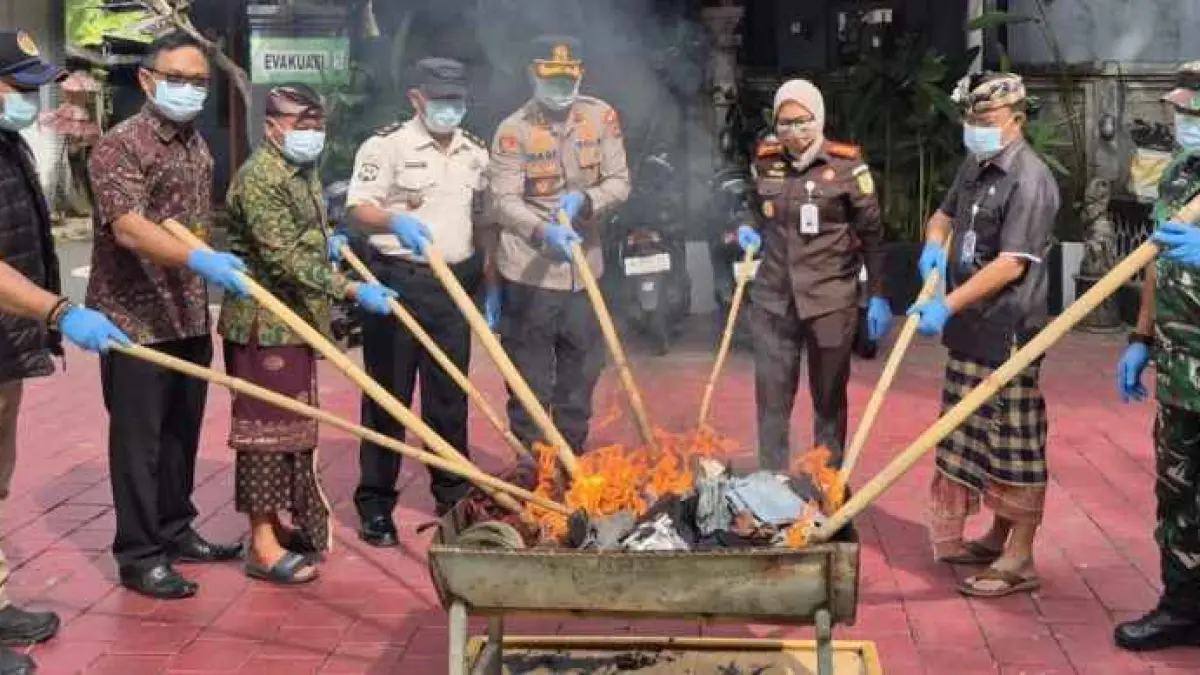 BAKAR BARANG BUKTI NARKOBA: Kejari Karangasem melakukan pemusnahan barang bukti narkoba yang perkaranya sudah selesai proses hukumnya. (zulfika Rahman)