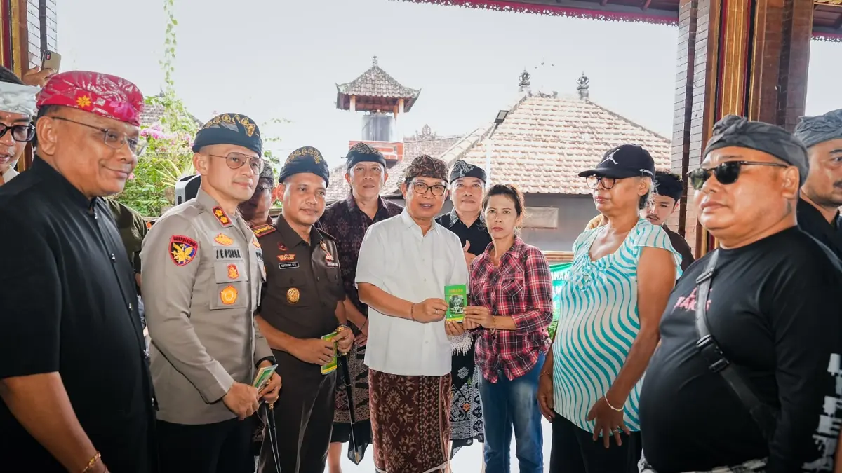 Bupati Adi Arnawa menyerahkan simbolis di Banjar Sekarmukti Petang, Wantilan Pura Dalem Desa Adat Blahkiuh, Abiansemal serta Banjar Tengah Kaler dan Kelod Desa Gulingan Mengwi, Kamis (11/6).