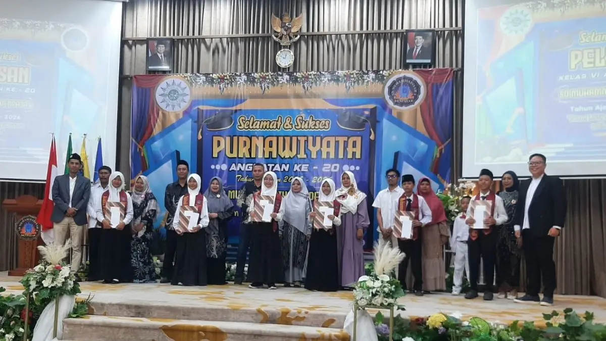 Kepala Sekolah SD Muhammadiyah 4 Denpasar Juniardhi Setiawan, SP.d, Gr (paling kanan) dan Ketua PDM Kota Denpasar, Tatang Wisnu Wardhana (paling kiri) saat foto bersama para siswa berprestasi di Purnawiyata, Denpasar 8 Juni 2026.