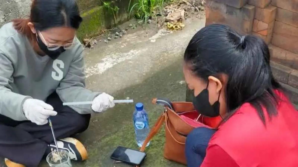 PERIKSA KUALITAS AIR : Petugas mengambil sampel air sungai untuk diperiksa dan diuji. (ist)