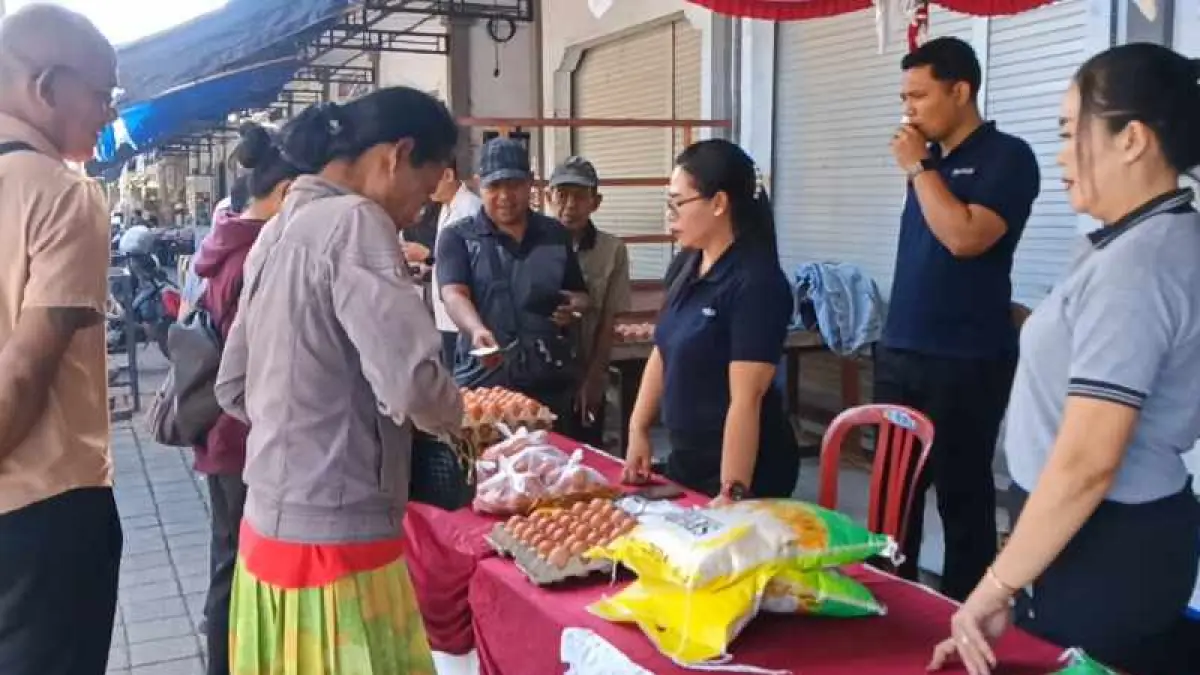 RESPONS HARGA MELONJAK : Pasar murah di Kelurahan Banjar Tengah Negara . (M.Basir)