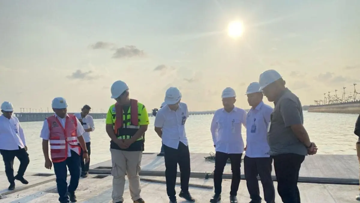 Tim ASDP dan In Journey meninjau pier di Pantai Sekeh yang akan dibangun sebagai dermaga taksi air yang menghubungkan Bandara Ngurah Rai dengan Pantai Berawa di Canggu.  