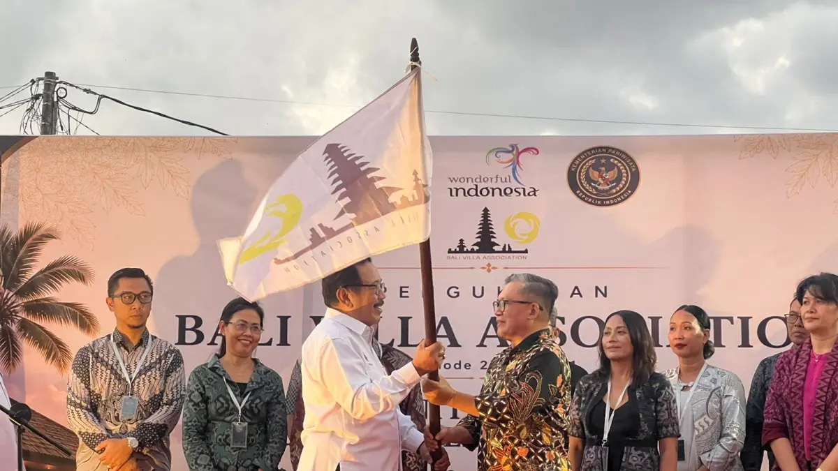 TURUN GUNUNG: Ketua PHRI Bali Tjokorda Artha Ardana Sukawati alias Cok Ace menyerahkan panji pataka kepada Ismoyo Soemarlan selaku ketua Bali Villa Associaions (BVA) di Kuta Utara, 9 Juni 2026 lalu. (IST/radarbali.id)