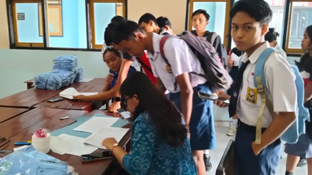 ANTUSIASME TINGGI: Suasana penerimaan siswa baru secara offline di SMK Pariwisata Yapparindo Klungkung. (Foto: dok. SMK Pariwisata Yapparindo Klungkung )