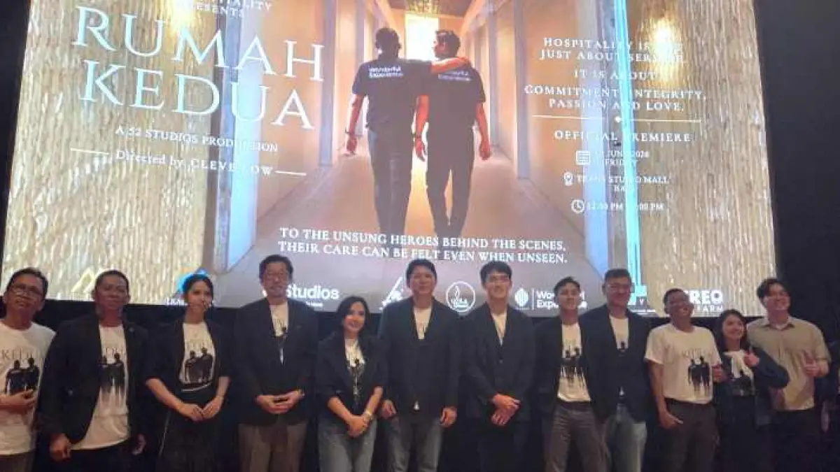 FILM PENDEK: Para cast dan tim produksi film Rumah Kedua usai pemutaran di XXI Trans Studio Mall, Denpasar. (marsellus pampur)