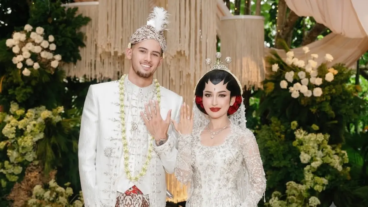 Justin Hubner dan Jennifer Coppen resmi menikah dengan adat jawa di Uluwatu, Bali.