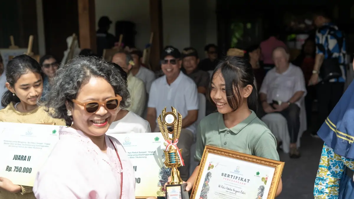 Quoriena Ginting penggagas Wija Reksa Quoriena Art Hub & Residency turut memberikan hadiah pada siswa pemenang lomba mengarang "Ayo Peduli Sampah" Tibubeneng Sustainable Art, tingkat SD se-Tibubeneng (13/6/2026). (Foto Dok. Ginting Institute)