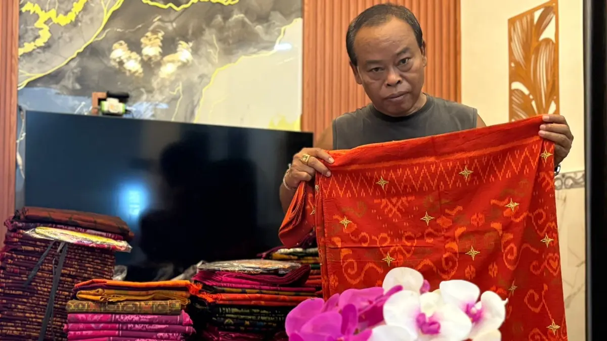 BRI memperkuat pembiayaan usaha pertenunan milik I Wayan Bagiarta, pelaku UMKM tenun ikat yang telah bertahan sejak 1989.