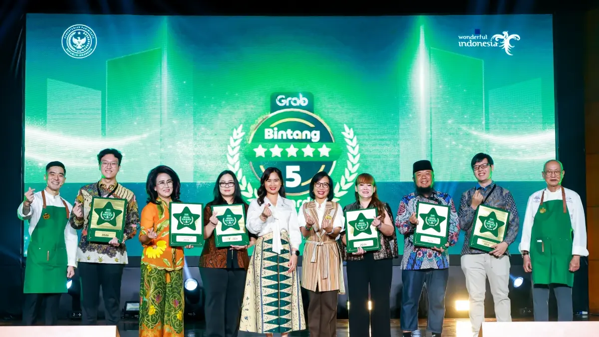 Dari kiri, Chef Martin Praja; perwakilan dari Risol Spesial Gogo, Pisang Goreng Madu Bu Nanik, dan Warung Bu Kris sebagai pemenang kategori GrabFood Wonderful Indonesia Favorite Flavor; Ni Luh Puspa, Wamen Pariwisata; Neneng Goenadi, CEO Grab Indonesia; dan perwakilan Acien Pokpia, Warung Nasi Ibu Imas, Tip Top Restaurant sebagai pemenang kategori GrabFood Legends: Nusantara Edition; serta Chef William Wongso, dalam Acara Penganugerahan Grab Bintang 5 Awards di Gedung Sapta Pesona, Jakarta (12/6).&nbsp;