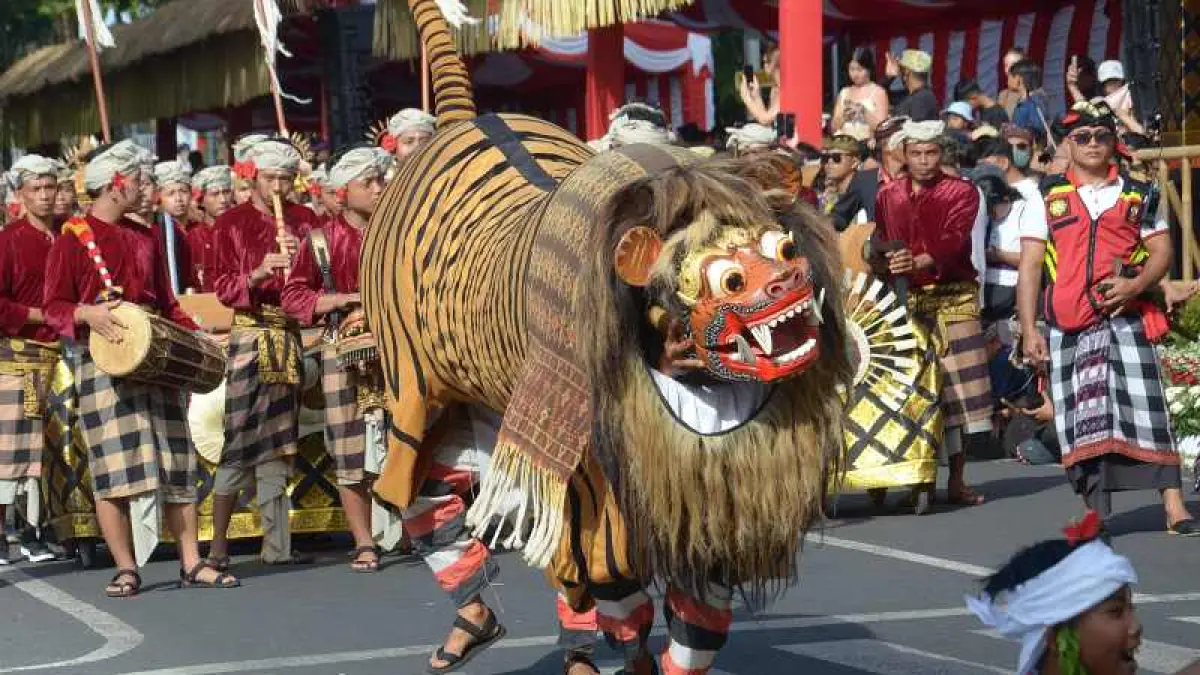 Duta seni Karangasem (Adrian Suwanto/Radar Bali)