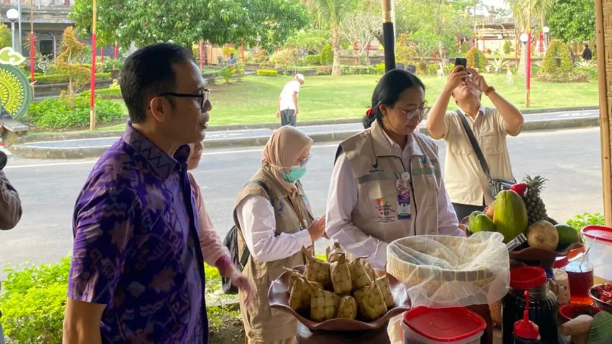 Ketua Tim Sertifikasi, Informasi dan Komunikasi BBPOM di Denpasar Putu Ekayani saat uji bahan berbahaya di area kuliner Pesta Kesenian Bali di Art Centre Denpasar, Sabtu (13/6/2026).
