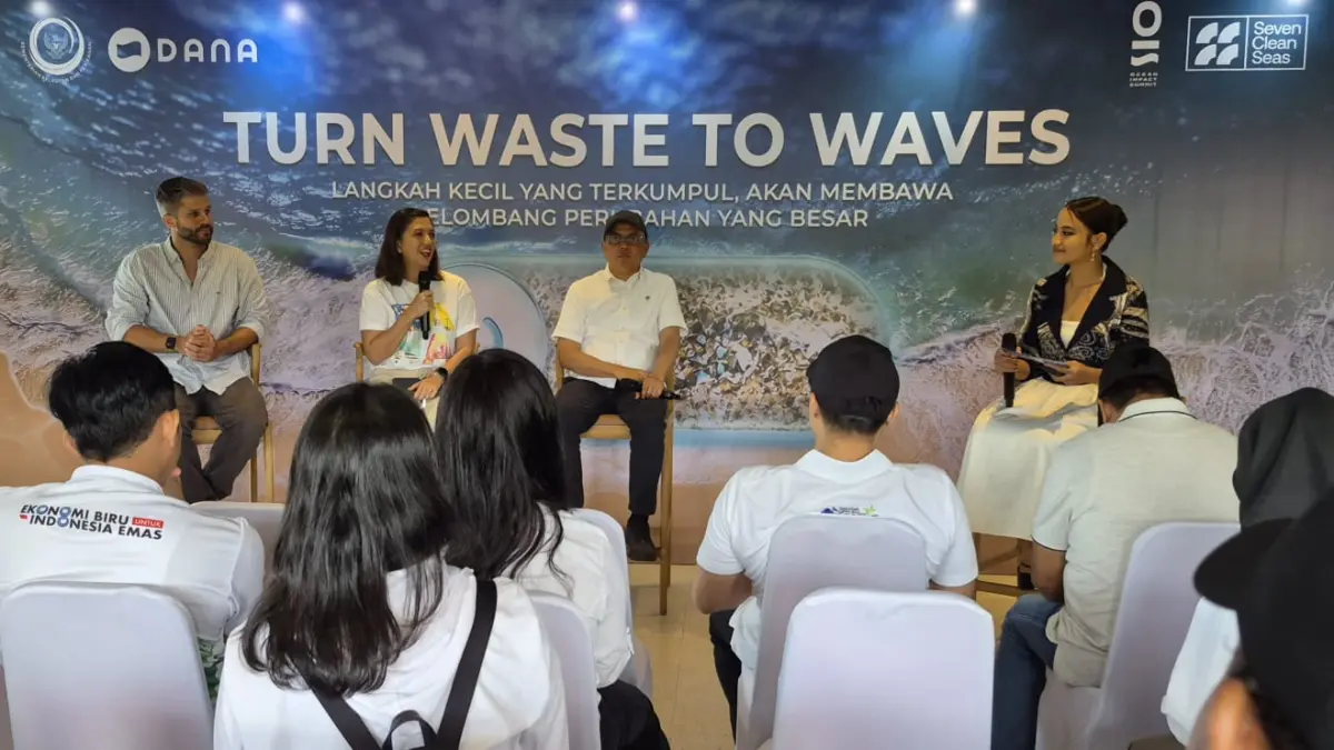 KOLABORASI: KKP, DANA dan Seven Clean Seas adakan talkshow seusai aksi bersih Pantai Petitenget.