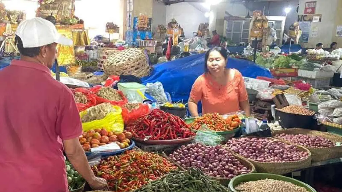 MELONJAK HARGANYA: Pedagang cabai di pasar Karangasem. (dok. Radar Bali)