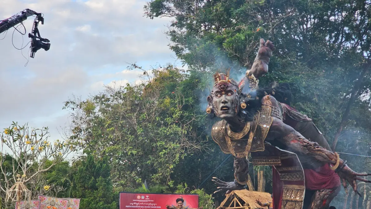 MEMUKAU: Ogoh-Ogoh Sapa Warang Banjar Gemeh yang menyita perhatian di arena Pesta Kesenian Bali (PKB) tahun 2026. (NI KADEK NOVI FEBRIANI/radarbali.id)