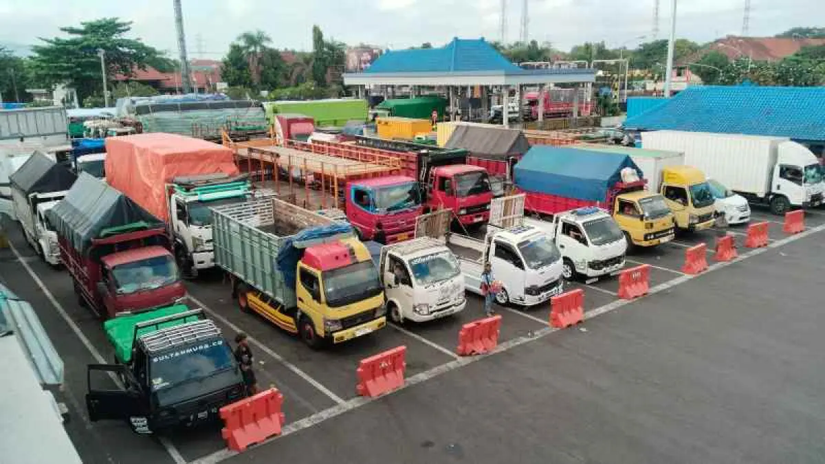 RAMAI MENGANTRE: Suasana antrean di kawasan Pelabuhan Gilimanuk terpantau padat. (M.Basir)