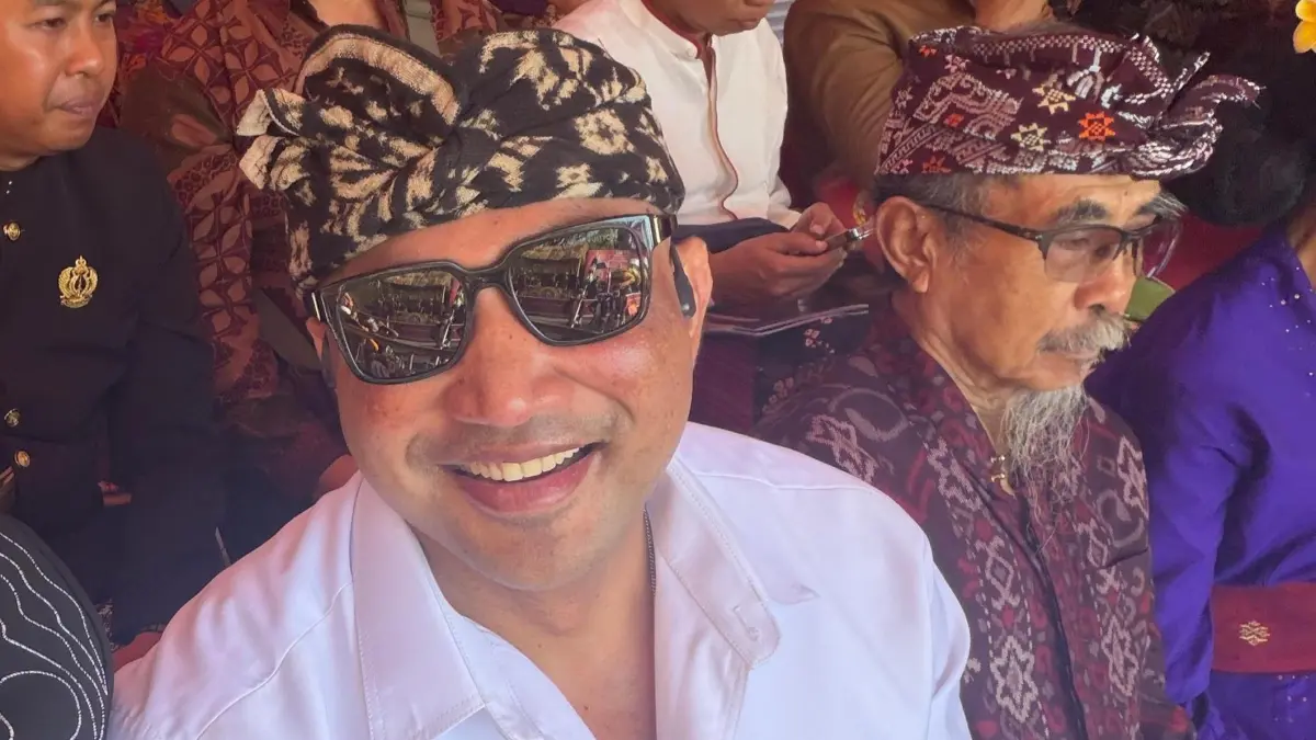 RESPONS SOAL PRESIDEN: Ketua DPD Partai Gerindra Bali I Made Muliawan Arya alias De Gadjah saat menghadiri pembukaan PKB di Renon Denpasarm Sabtu 13 Juni 2026. (NI KADEK NOVI FEBRIANI/radarbali.id)