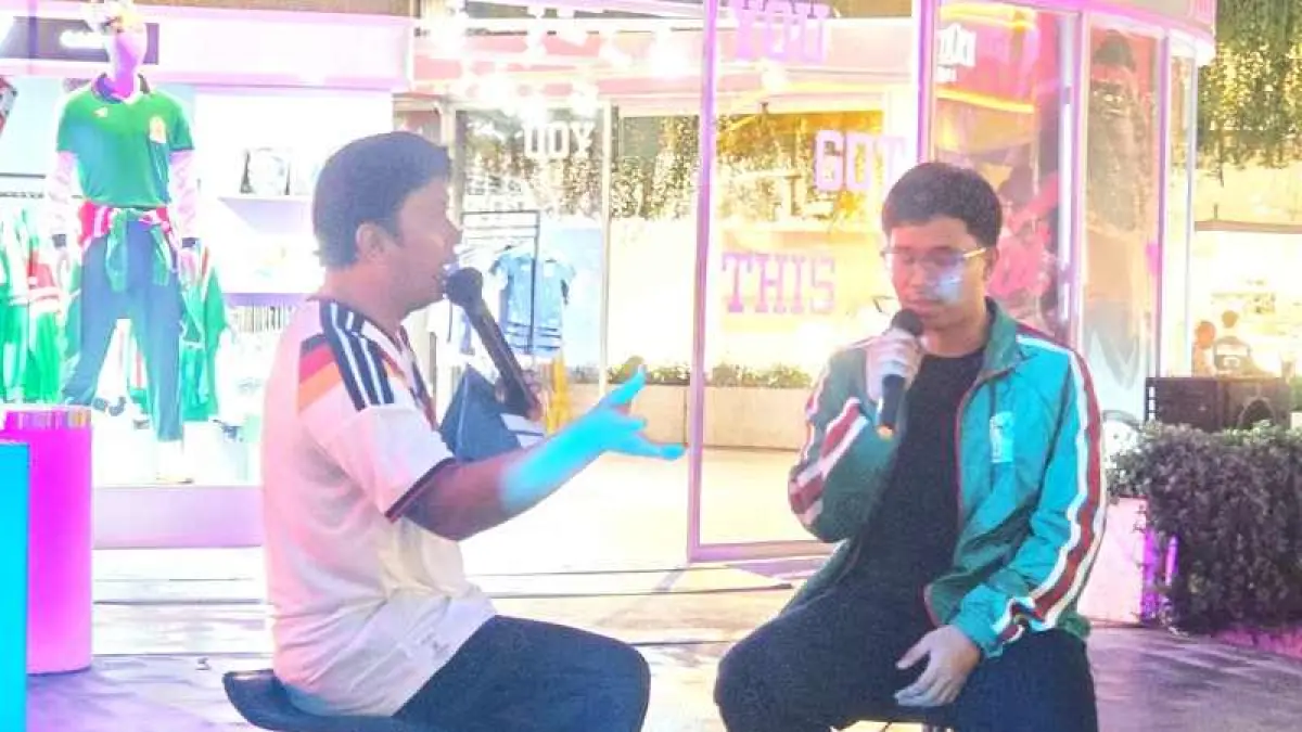 SEMARAKKAN PIALA DUNIA: Ilustrator sepak bola terkemuka, Azka Alfi (kanan) saat mengisi talk show di mall Beach Walk, Kuta. (Foto: &nbsp;Marsellus Pampur)