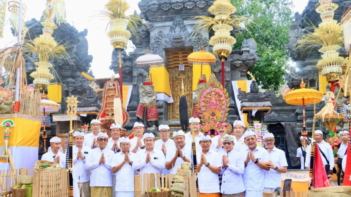 Gubernur Bali Wayan Koster, Ketua DPP PDI Perjuangan Bidang UMKM, Ekonomi Kreatif, dan Ekonomi Digital Prananda Prabowo didampingi Wali Kota Denpasar I Gusti Ngurah Jaya Negara dan para bupati/wakil bupati se-Bali dalam rangkaian Upacara Tawur di Pura Dang Kahyangan Payogan Agung Segara Rupek dan Pura Taman Beji Segara Rupek, Desa Sumberklampok, Gerokgak, Buleleng, Jumat (12/6).
