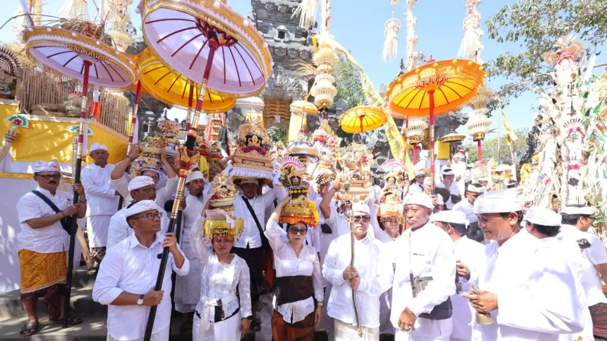 Wali Kota Denpasar I Gusti Ngurah Jaya Negara yang juga selaku Penglingsir Puri Penatih, Ketua Umum Paiketan Warga Arya Wang Bang Pinatih sekaligus Pengrajeg Karya tersebut didampingi Ketua TP PKK Kota Denpasar, Ny. Sagung Antari Jaya Negara di Pura Dang Kahyangan Payogan Agung Segara Rupek dan Pura Taman Beji Segara Rupek, Desa Sumberklampok, Kecamatan Gerokgak, Minggu (14/6).