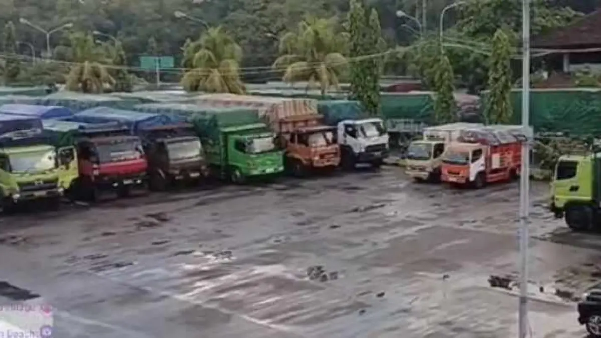 ANTRE MENYEBERANG  : Kondisi truk logistik di Pelabuhan Padangbai, Manggis, Karangasem pada Minggu (14/6/2026). (ist)