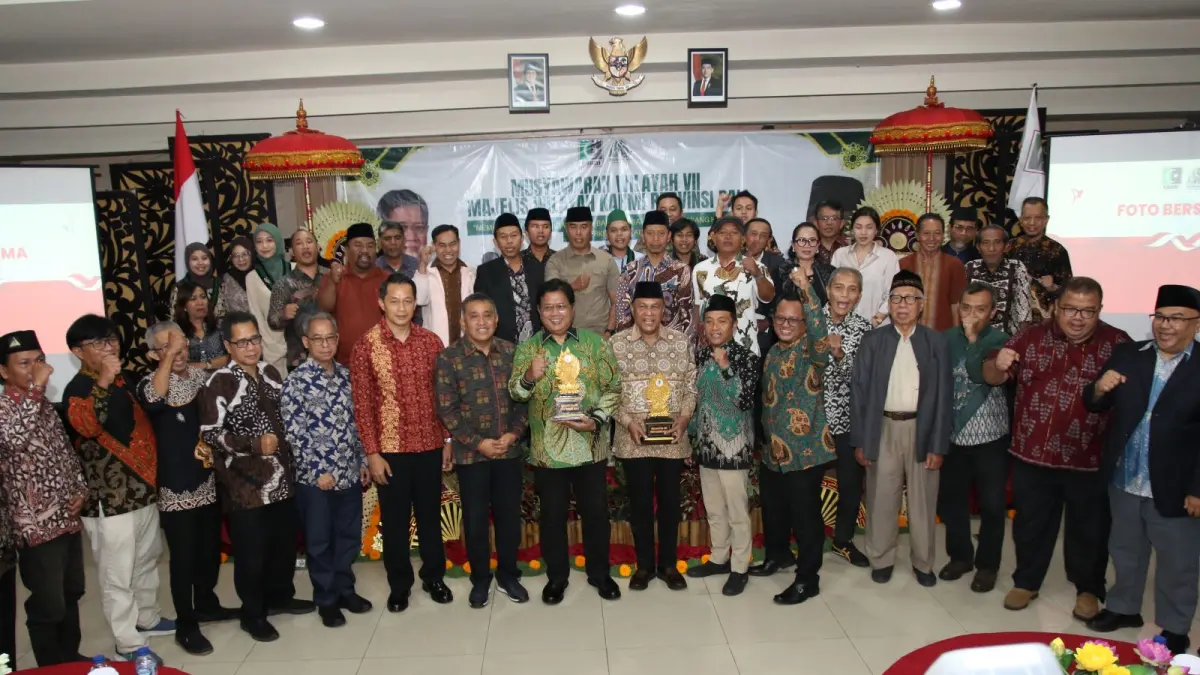 BERBOBOT: Koordinator Presidium MN KAHMI Dr. Abdullah Puteh dan Wamentrans Viva Yoga Mauladi (depan tengah) foto bersama para undangan dan pengurus MW KAHMI Bali disela pembukaan, di Puri Ayu, Sabtu 13 Juni 2026. (miftahuddin halim/radarbali.id)
