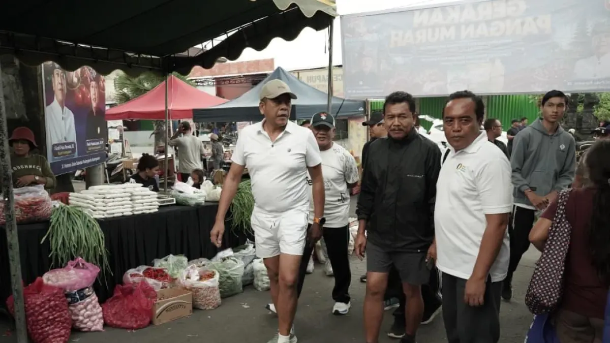 Bupati Karangasem, I Gusti Putu Parwata (kiri), turun langsung memantau kegiatan Pasar Murah yang diadakan di Jalan Veteran, Jalur 11, pada moment CFD, Minggu (14/6).