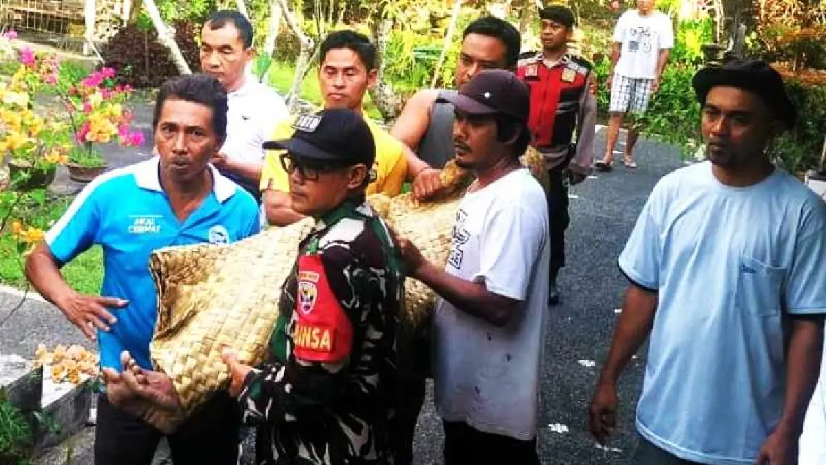 DIEVAKUASI : Jasad lansia dievakuasi setelah akhiri hidup diduga dipicu depresi yang dialami sejak lama. (Foto: Humas Polres Klungkung)