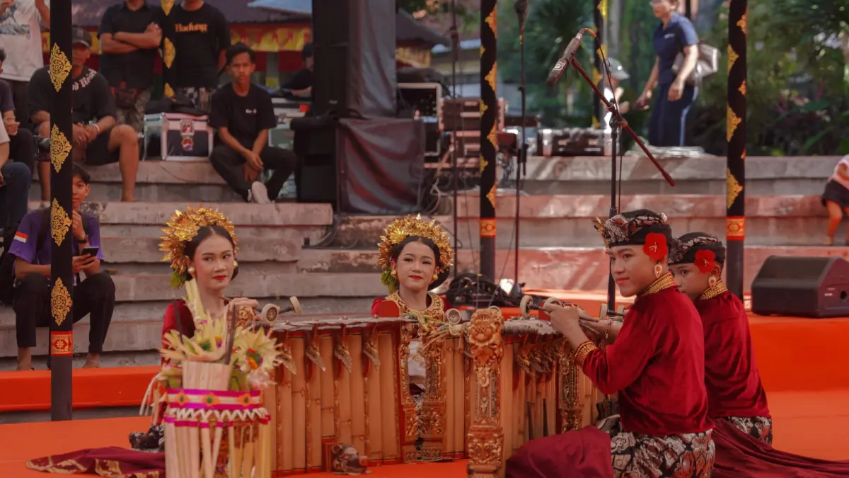 Duta Kabupaten Badung dalam Wimbakara (lomba) gender tampil memukau di Kalangan Ayodya, Art Center, Denpasar, Senin (15/6).&nbsp;