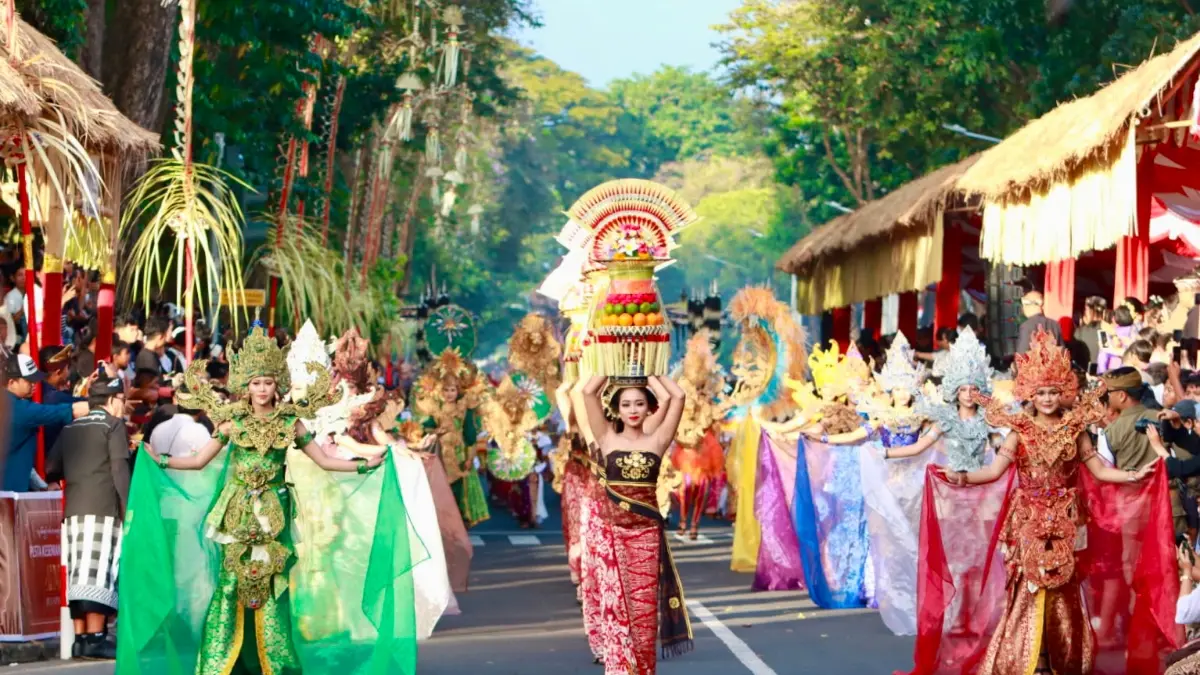 Duta kesenian Kota Denpasar, tampil apik dengan menyajikan sebuah garapan bertajuk Tattwa Parisuda Vasudhaiva Kutumbhakam pada pembukaan Pesta Kesenian Bali (PKB) XLVIII Tahun 2026, Sabtu (15/6/2026).