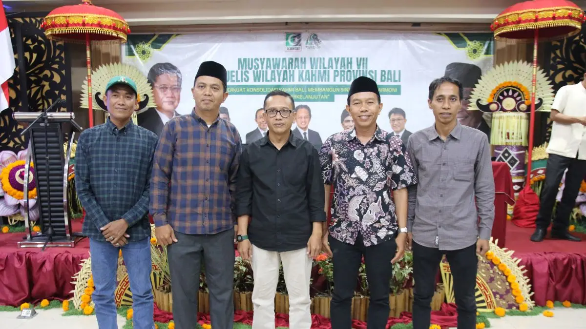 FORMASI BARU: Para Presidium KAHMI Bali terpilih (ki-ka) M. Ruslan, Eko Rahman, Ahmad Baidhowi, M. Ridwan dan Ibnu Hajar foto bersama usai Muswil VII yang berlamngsung di Hotel Puri Ayu Denpasar, 13 Juni 2026. (miftahuddin halim/radarbali.id)