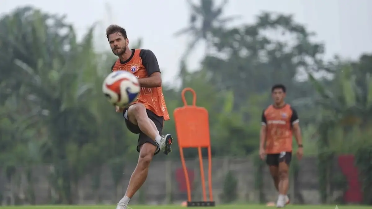 Paulo Ricardo saat berlatih di Persija Training Ground Sawangan. Macan Kemayoran dikabarkan telah memperpanjang kontrak pemain asal Brasil ini.