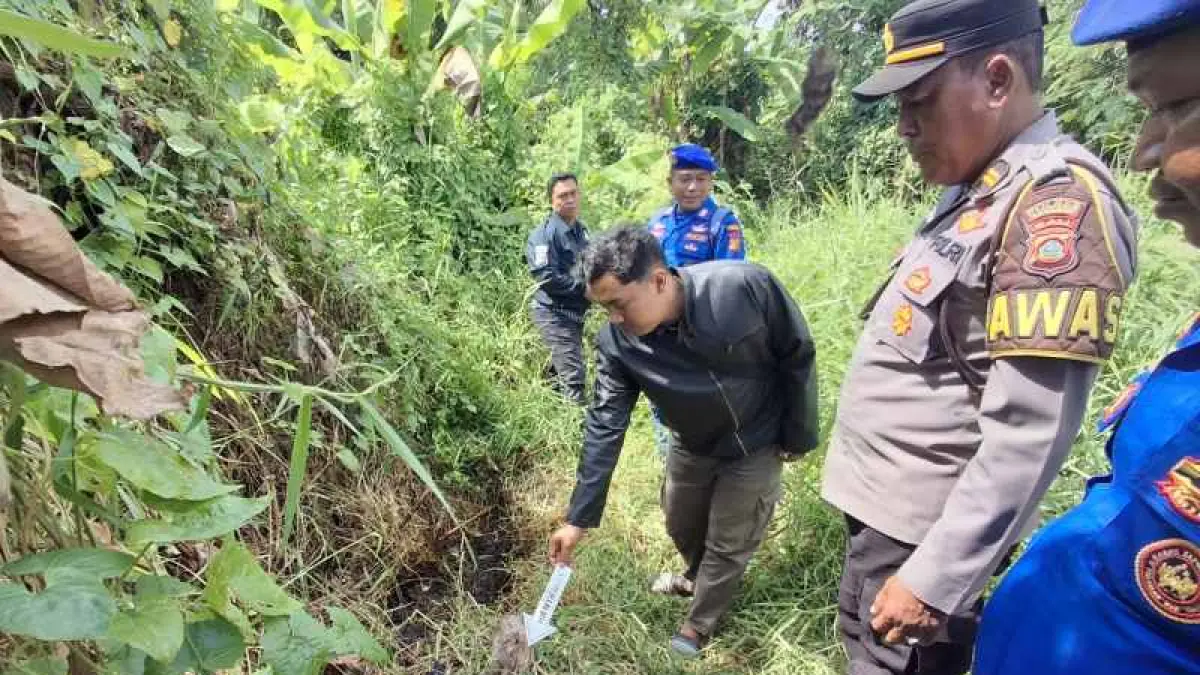 REKONSTRUKSI KEJADIAN : Polisi melakukan olah TKP di lokasi penemuan mayat lansia di Pura Dalem Lebah, Desa Beraban Kediri dan kondisi mayat yang sudah membusuk.&nbsp;&nbsp;(ist)