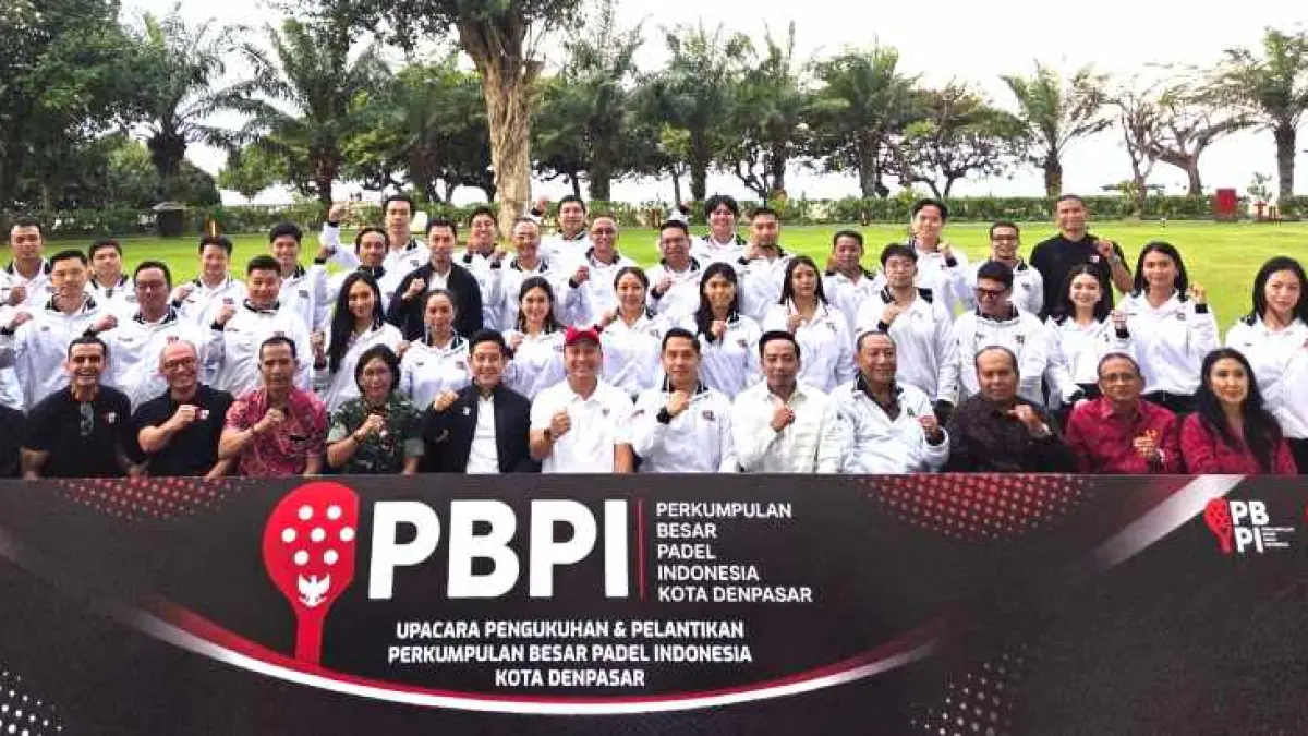 SEMANGAT TINGGI : Para pengurus Perkumpulan Besar Padel Indonesia (PBPI) Kota Denpasar resmi dilantik pada Sabtu (14/6) sore di Sanur, Denpasar Selatan.(Marsellus Pampur)