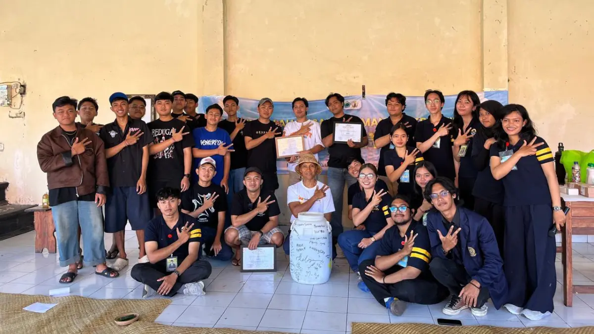 Sosialisasi Pengelolaan Sampah Mandiri Kreatif (PSMK) Eco Enzyme bagi anggota Sekaa Teruna Teruni (STT) se-Desa Kelusa pada Minggu (7/6/2026) di Balai Banjar Ayah, Desa Kelusa, Payangan, Gianyar.

&nbsp;