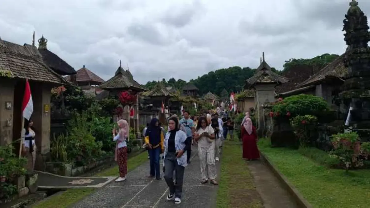 TANPA PENJOR GALUNGAN : Suasana destinasi Desa Wisata Penglipuran. (Dewa Ayu Pitri Arisanti/Radar Bali)