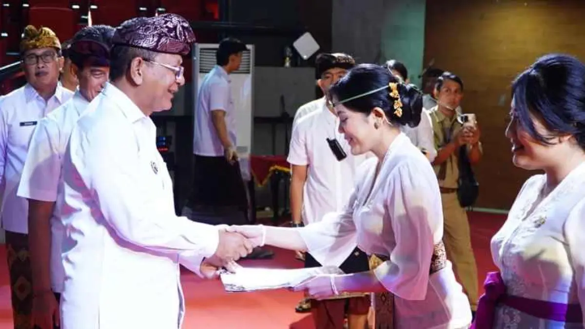 DILANTIK BUPATI : . Sebanyak 123 orang dilantik Bupati Sutjidra menjadi ASN.. (foto: Pemkab Buleleng)