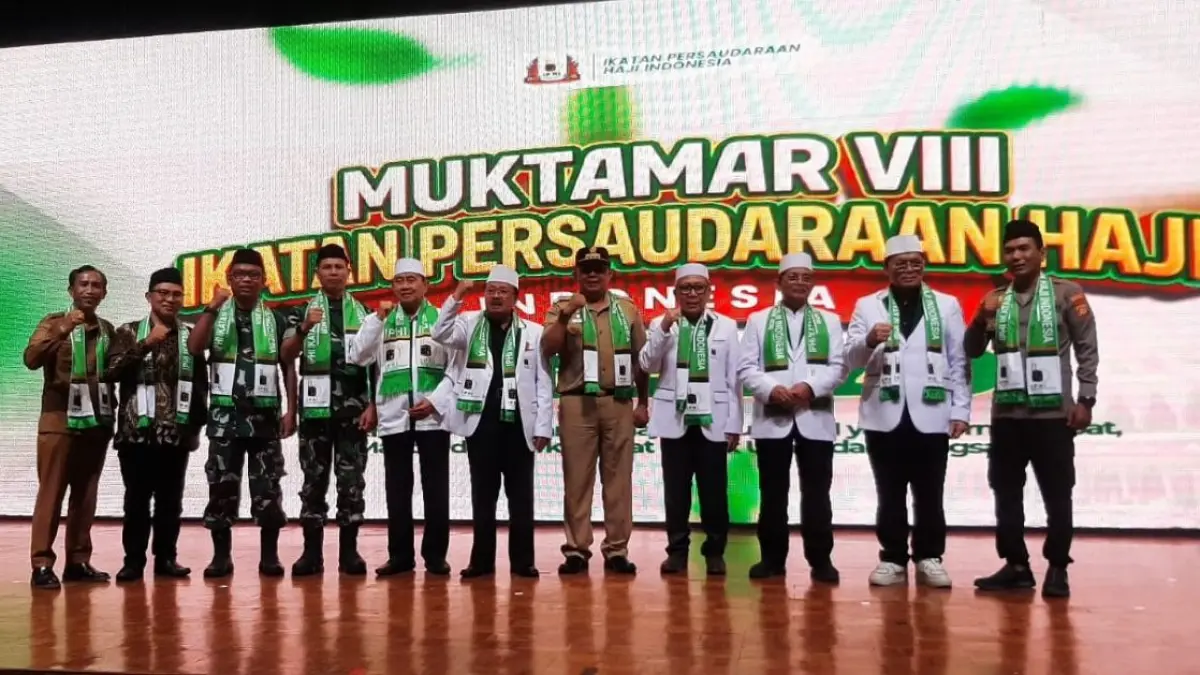HAJI DAN UMAT: Ketua Umum IPHI 2021-2026, Erman Soeparno (tengah) dan jajaran pengurus pusat, panitia foto bersama Forkopimda yang hadir saat pembukaan di Kuta, 15 Juni 2026. (M.RIDWAN/radarbali.id)