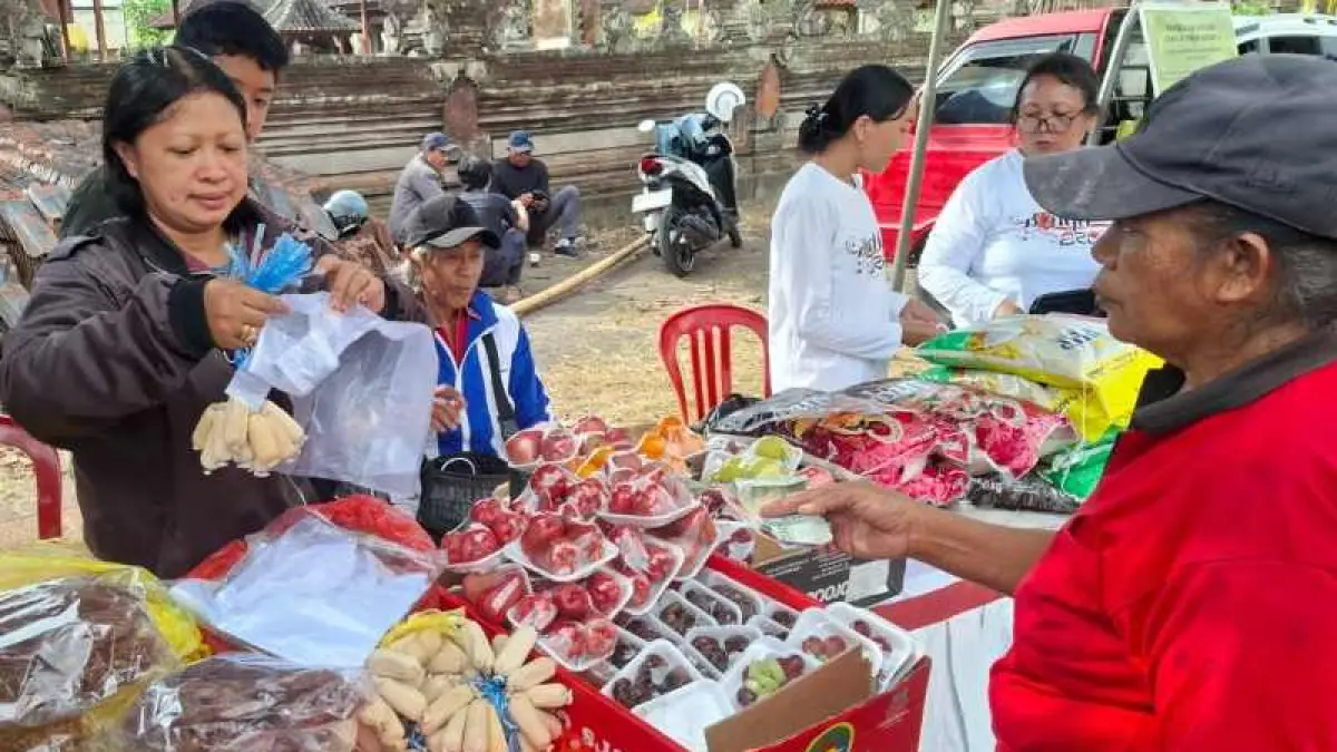 HARUS PINTAR MENYESUAIKAN DIRI : Ni Wayan Reni Asih penjual jajanan tradisional asal Desa Jehem, Kecamatan Tembuku saat berjualan di operasi pasar, Kecamatan Susut, Bangli. (Dewa Ayu Pitri Arisanti)

&nbsp;