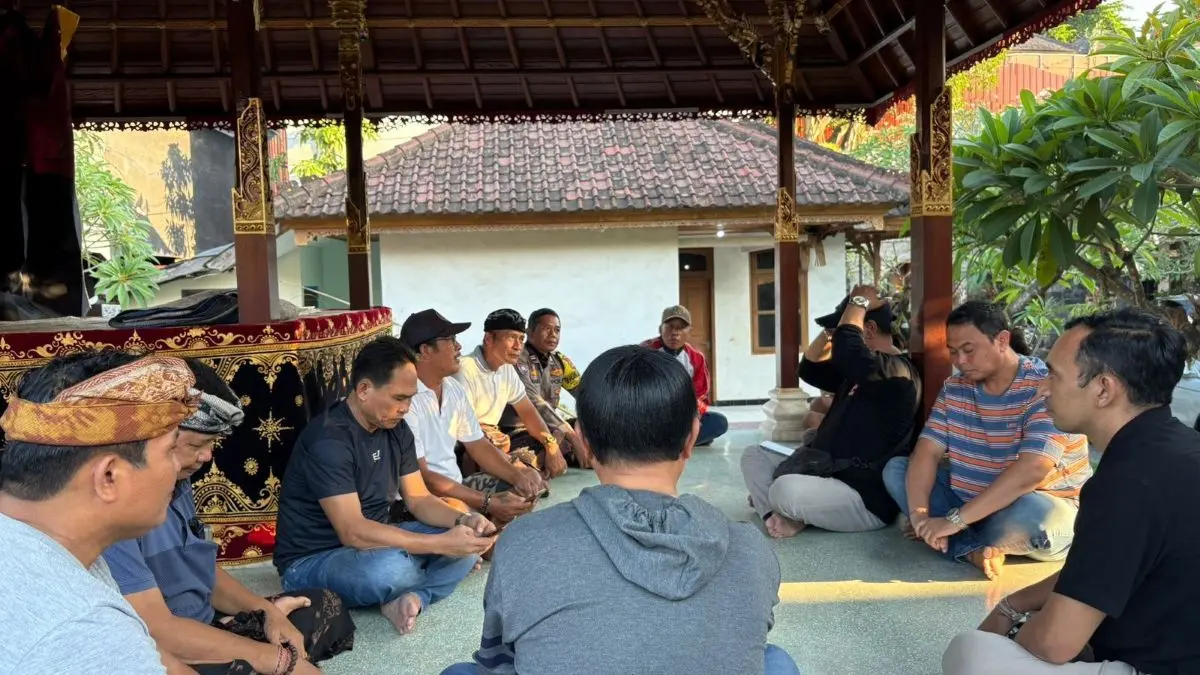 MEDIASI: : Personel Polsek Kuta Selatan memfasilitasi mediasi antara korban dugaan perundungan, keluarga pelaku, tokoh adat, dan pihak kelurahan di kediaman Bendesa Adat Jimbaran, Minggu (14/6/2026). (ist/radarbali.id)