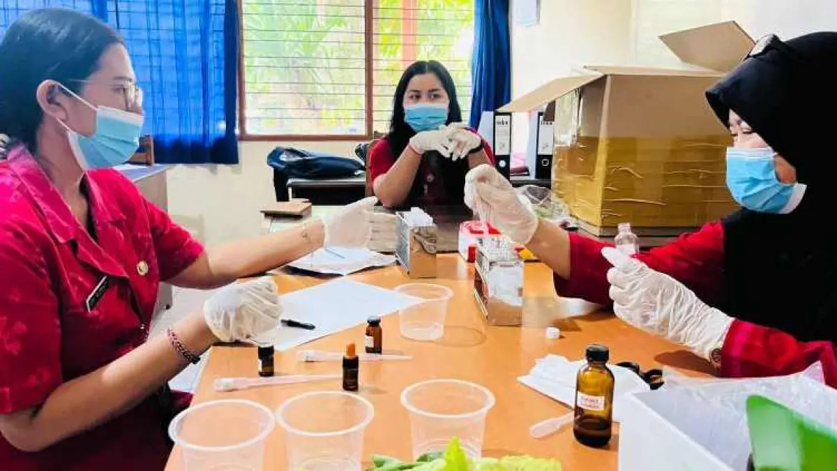 SUDAH DIUJI : Suasana pengujian test kit bahan pangan berbagai jenis sayuran yang dilakukan Dinas Ketahanan Pangan dan Perikanan dengan mengambil sampel di Pasar tradisional Tabanan.(Juliadi)