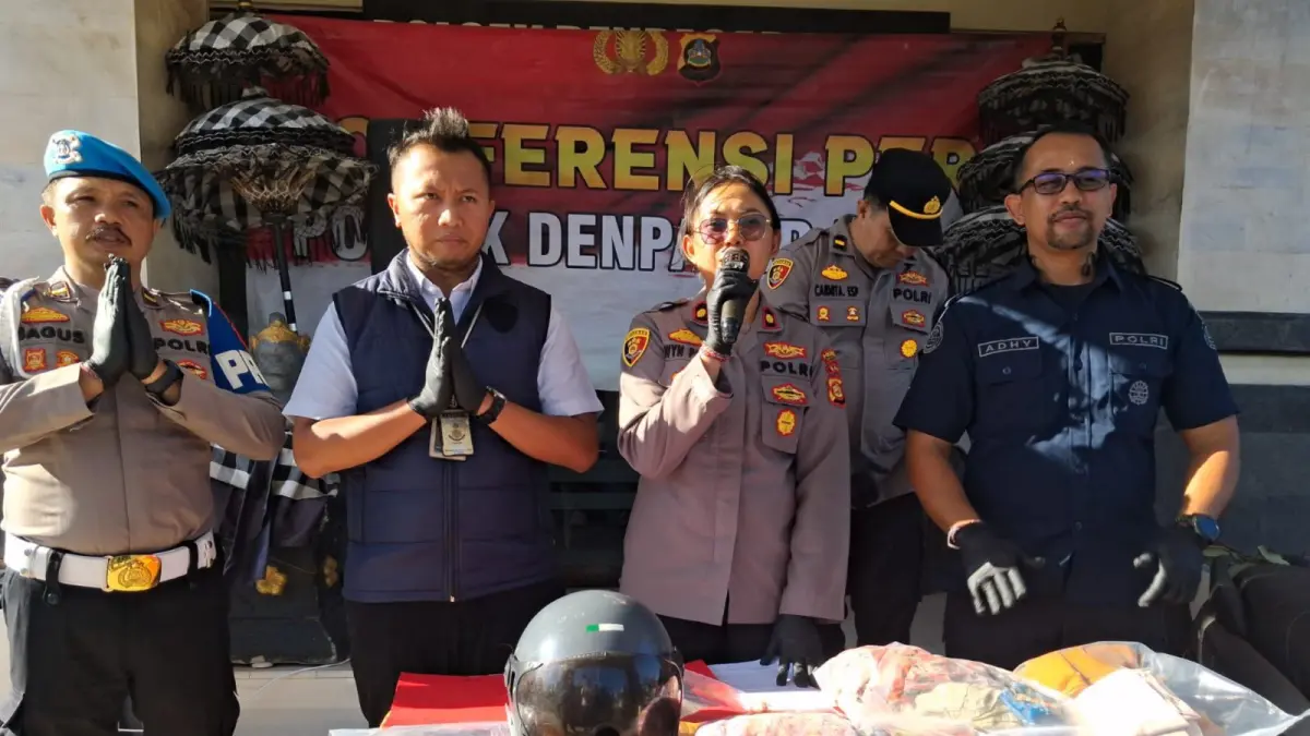 TEGA: Barang bukti helm, selimut bayi dan lainnya diduga seorang janda yang melahirkan bayinya lalu dibuang, (ADRIAN SUWANTO/radarbali.id)