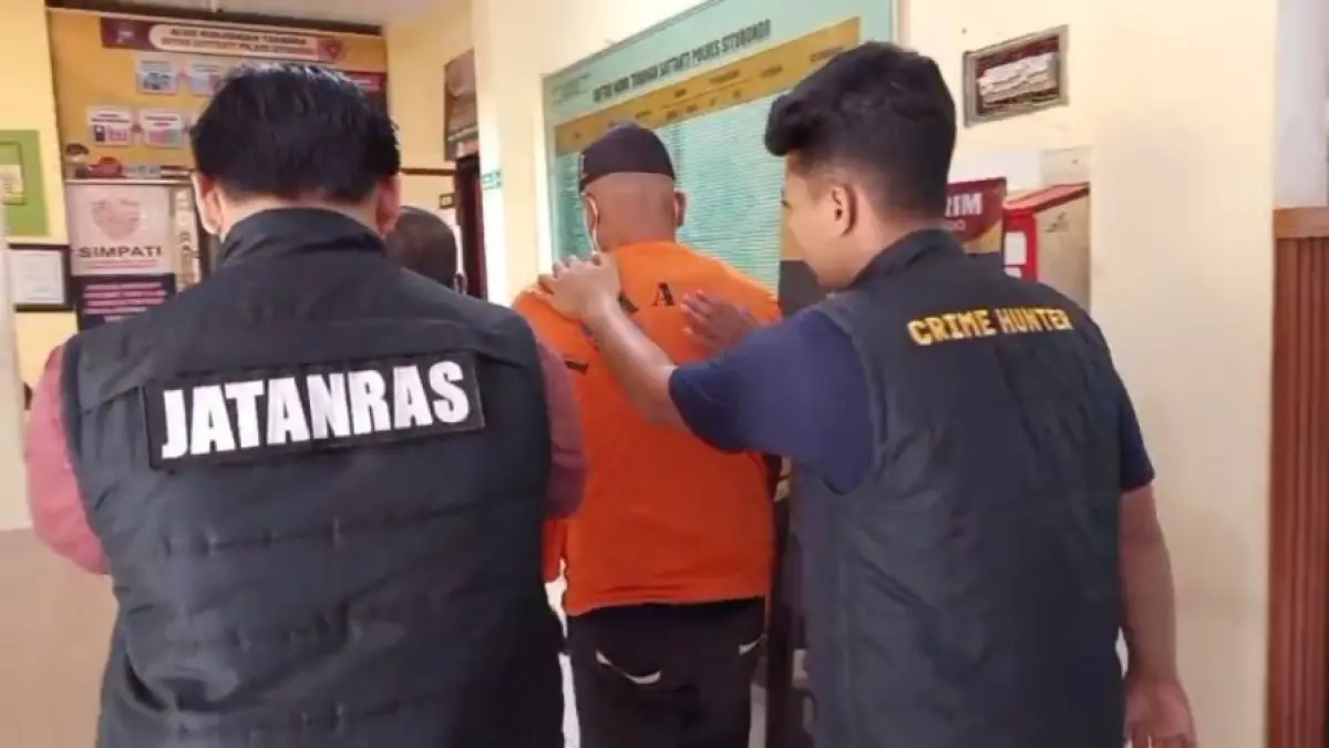 Tim Unit Reaksi Cepat Polres Situbondo membawa kedua tersangka untuk menjalani penyelidikan.