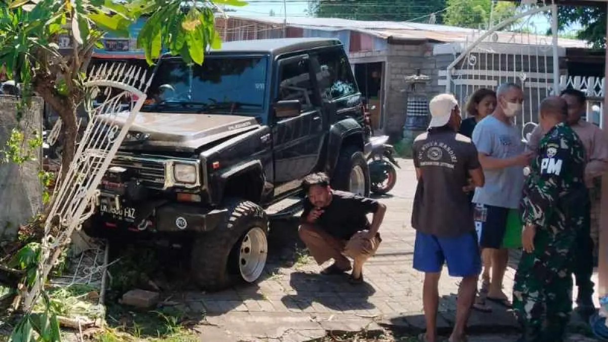 BENAR-BENAR APES : Mobil Taft ini baru berhenti setelah menabrak pagar rumah di Jalan Gempol. Sebelumnya, menabrak empat sepeda motor. (Polres Buleleng)