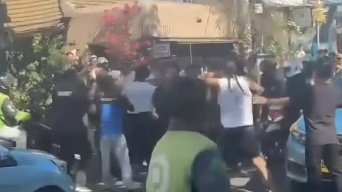 BIKIN LALULINTAS LUMPUH: Sejumlah WNA dan warga lokal terlibat keributan di depan Gigi Susu, Jalan Pantai Batu Bolong, Canggu, Kuta Utara, Senin (15/6/2026). (ist/radarbali.id)