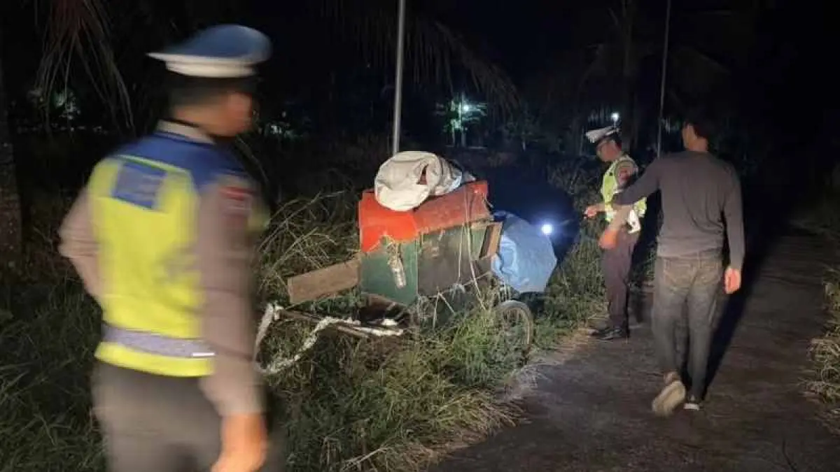 CEGAH MALING : Aparat Polsek Selemadeg, Tabanan yang berpatroli menyasar lahan pertanian subak milik petani. (foto:ist)