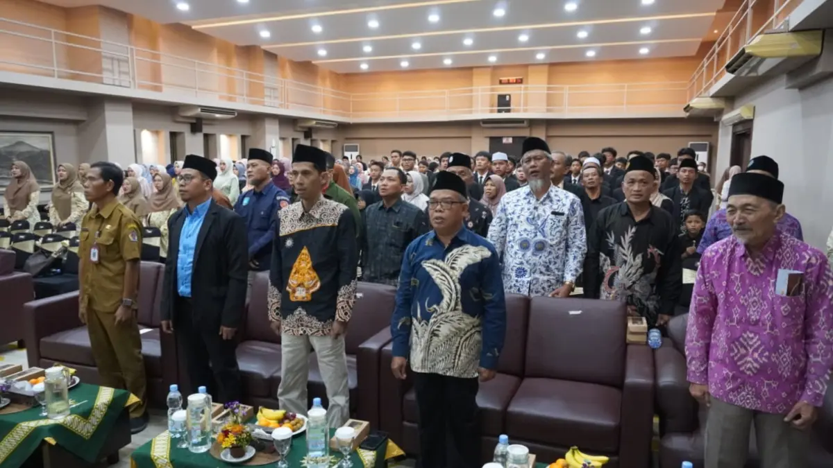 INDONESIA RAYA: Muhammad Syobri, S.Pd.I (dua dari kiri) bersama Disdikpora Denpasar dan Tatang Wisnu Wardana, S.Pt. (tiga dari kiri) beserta jajaran Muhammadiyah Kota Denpasar.