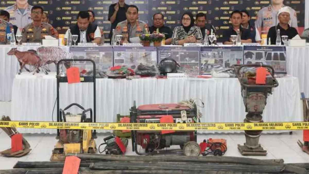 MALINGNYA NIAT SEKALI : Barang bukti kabel milik PT Telkom yang dicuri bermodus perbaikan infrastruktur.&nbsp;(zulfika Rahman/radar bali)
