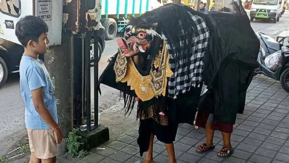NGELAWANG GALUNGAN : Sejumlah anak-anak sedang ngelawang&nbsp; di Jalan Suradipa, Kecamatan Denpasar Utara. (Adrian Suwanto/Radar Bali)
