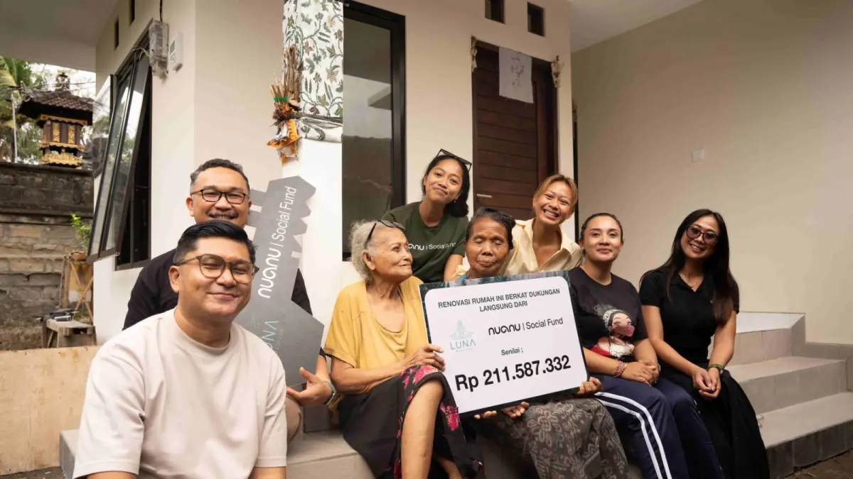 SOSIAL KEMANUSIAAN: Penyerahan simbolis kepada Biang Sayu bersama tim Nuanu Creative City, Nuanu Social Fund dan Luna Beach Club. (Nuanu Creative City for radarbali.id)
