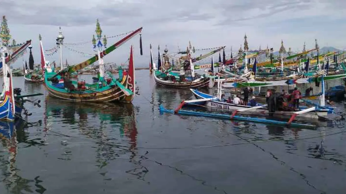 TERGANGGU CUACA : Perahu nelayan di &nbsp;Pengambengan. (M.Basir)